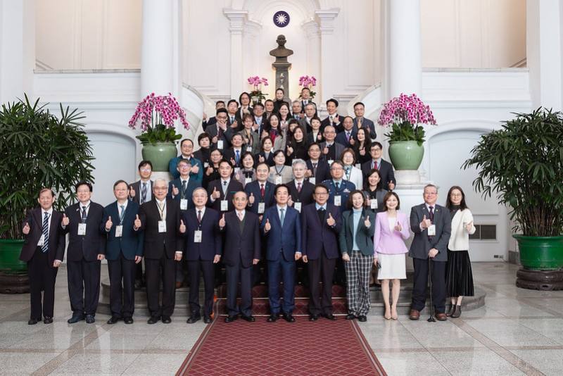 總統與第28屆「國家生技醫療品質獎」獲獎醫護機構暨生醫產業代表合影