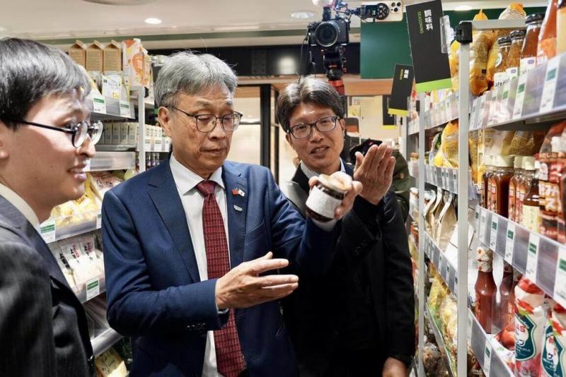 農業部長陳駿季（中）9日在日本拜會當地有機農產品進口商，並到通路了解台灣優質有機醬料在日本通路銷售情形。（農業部提供）