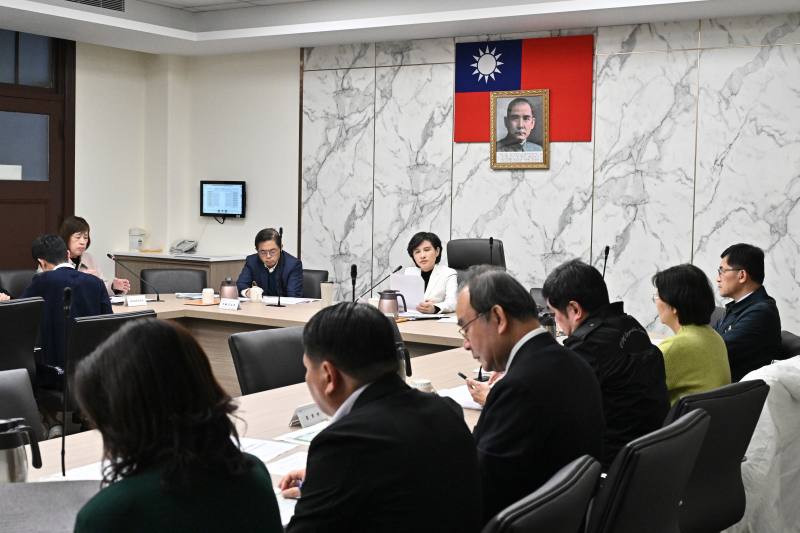 行政院鄭麗君副院長為因應中東情勢，於9日召開行政院「穩定物價小組」會議臨時會報