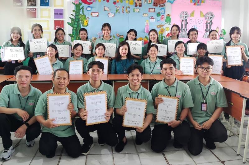 坤甸場次應考學生人數最多，各監試人員向考場主任領取試務資料袋