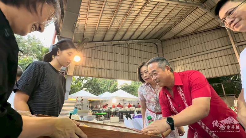 駐菲律賓代表處大使周民淦體驗夜市彈珠台遊戲，感受臺灣復古夜市樂趣