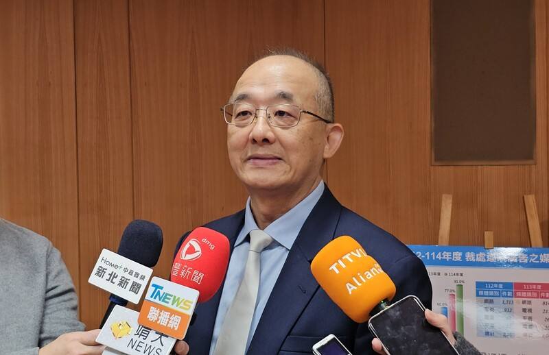 新北市衛生局副局長馬景野表示，114年針對轄內食品、化妝品、藥品、醫療器材及一般商品違規廣告，共開罰885件，違規產品類別以食品類占最大宗。中央社記者王鴻國攝