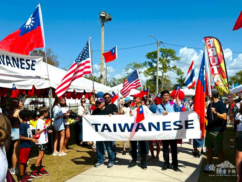 杜戎珄(前排右1)與聖彼得堡臺美文化協會陳鳳儀教授(前排左1)等僑民共同參與遊行