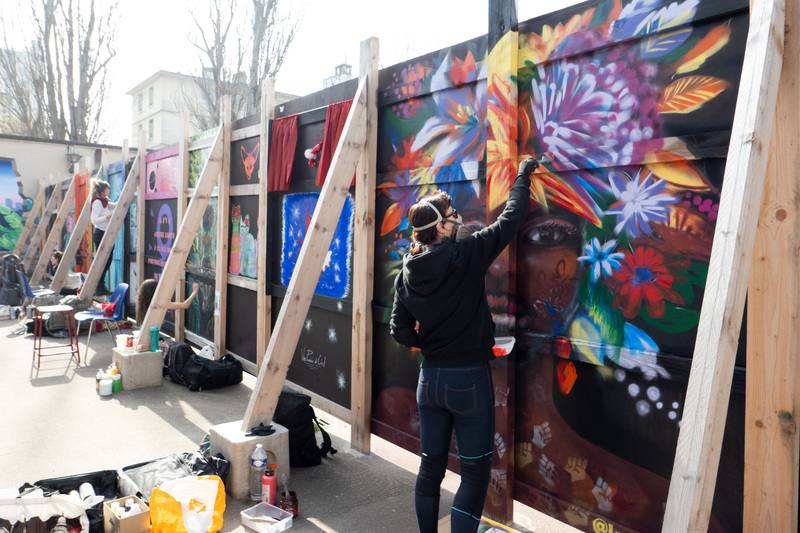 適逢國際婦女節，巴黎女性街頭塗鴉團體Les Bombaspheres與克里斯蒂諾賈西亞緊急安置中心合作，將整排圍牆塗上繽紛色彩，期待賦予居住者力量。
