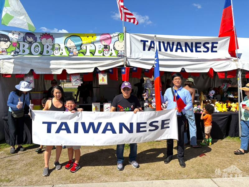 杜戎珄(右1)與聖彼得堡臺美文化協會會長陳品潔(左1)及陳鳳儀教授(中)在臺灣文化展攤前合影