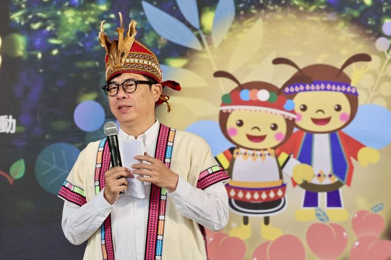 「那瑪夏賞螢暨水蜜桃季」將於3月20日至4月30日登場，高雄市長陳其邁（圖）10日出席推廣活動，提到「那瑪夏賞螢季是人生一定要造訪一次的生態盛事」，歡迎民眾前往體驗，賞螢之餘，也能品嚐最新鮮的水蜜桃。（高雄市政府提供）