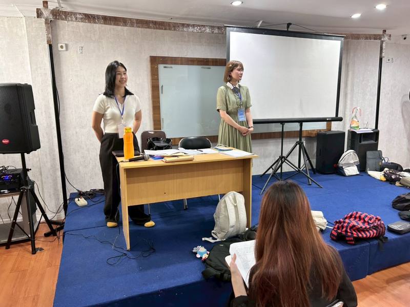 僑委會十分重視此次筆試測驗，僑生處承辦科鄭心茹科長(右)來到印尼棉蘭視察辦理情形