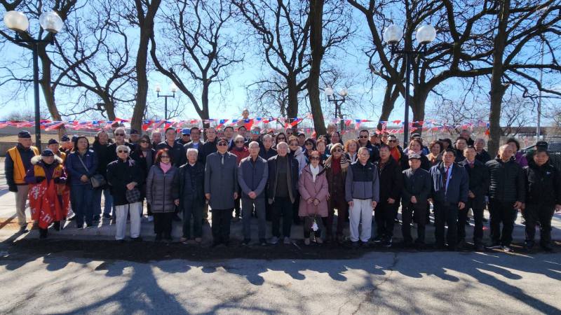 全體人員在國父銅像前合影留念