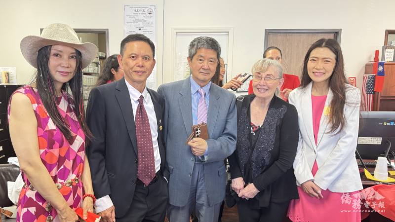 海外臺灣鄉親關懷聯合會向非營利組織HOPE創辦人Gayle Knight（右二）致敬