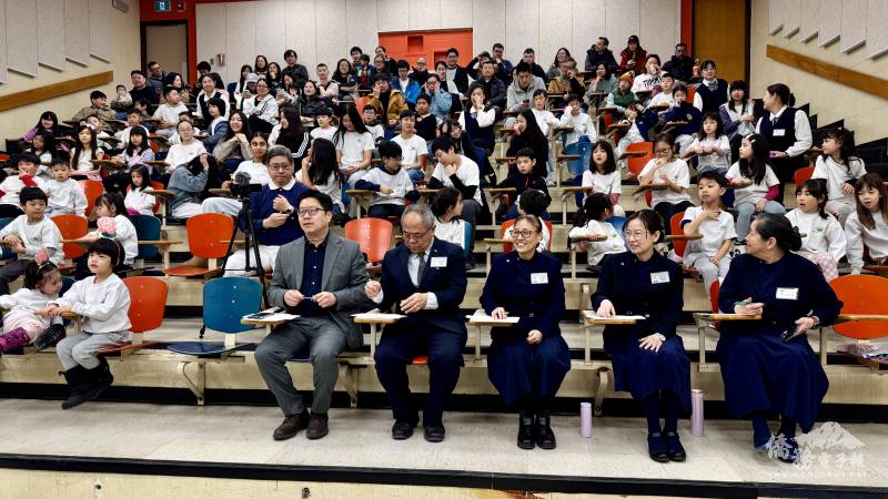 主任藍柏青及校長王贊維等多位老師現場評審狀況