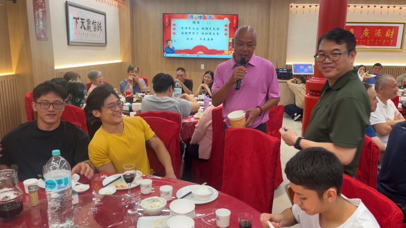 猜燈謎過程笑料不斷，妙趣橫生