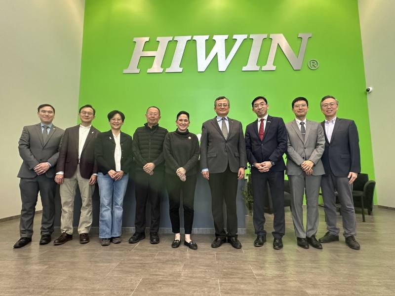 與會人員合影(中：伊州審計長Susana Mendoza、左4：上銀科技美國子公司總經理邱士榮、右4：駐芝加哥辦事處處長類延峰)