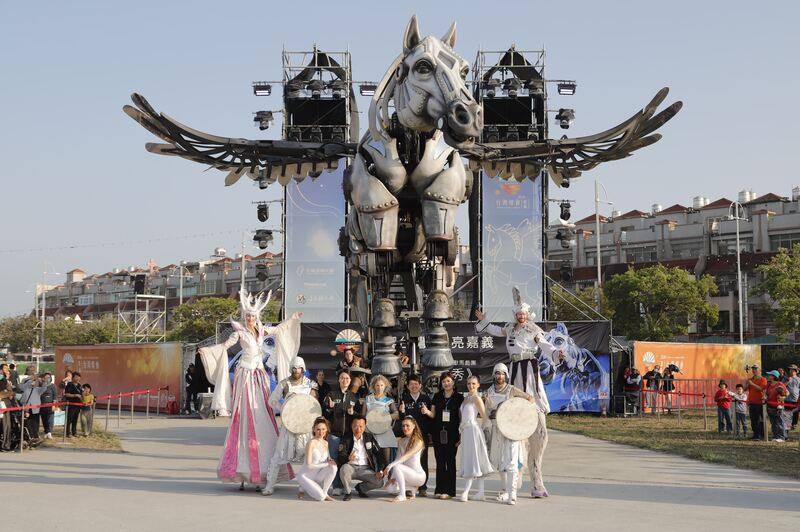 法國「飛天白馬秀」於2026台灣燈會演出，9日到14日於2026台灣燈會縣府舞台盛大展演，每晚安排3場演出。（嘉義縣政府提供）