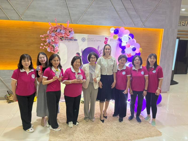 世華巴拉圭會長張阿裡(左一)僑務秘書吳婉郡(左二)、總領事陳慧芬(左五)第一夫人辦公室總協調人阿爾貝蒂尼(Antonella Albertini)(左六)與婦女僑胞