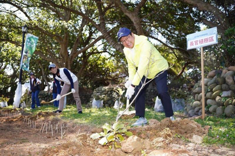 新竹縣政府9日表示，為推動植樹減碳綠化，14日將於新豐鄉光星公園辦植樹活動，除了於現場栽種羅漢松、長紅木、樹蘭等，也贈送民眾茶花、桂花、杜鵑等苗木。（新竹縣政府提供）