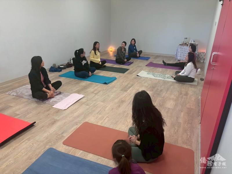 在柔和的音樂與燈光氛圍中，大家隨著動作慢慢放鬆身體、沉澱心緒，靜靜與自己對話