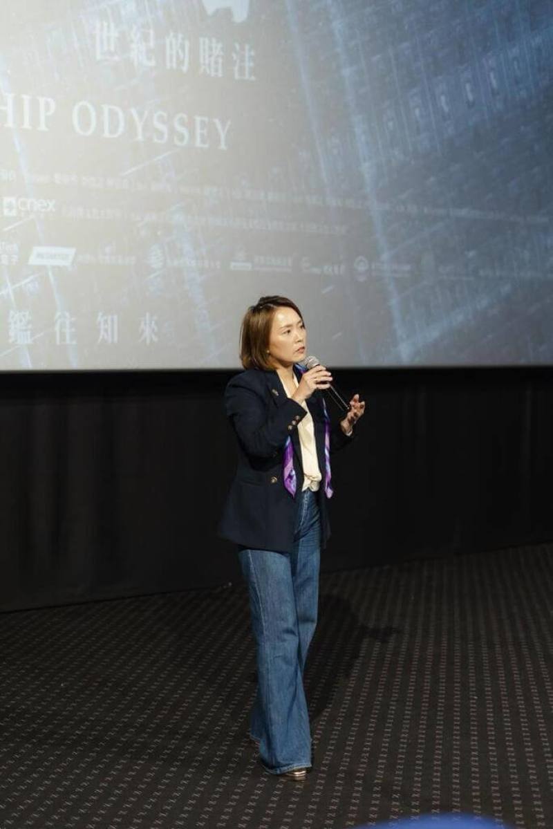 紀錄片「造山者—世紀的賭注」8日非洲首映會，世界華人工商婦女企管協會南非分會會長金曉昀表示，台灣女性從原本低階工作，如今已經成為總統、半導體紀錄片導演，用不同以往的力量，對社會產生影響。（世華南非分會提供）