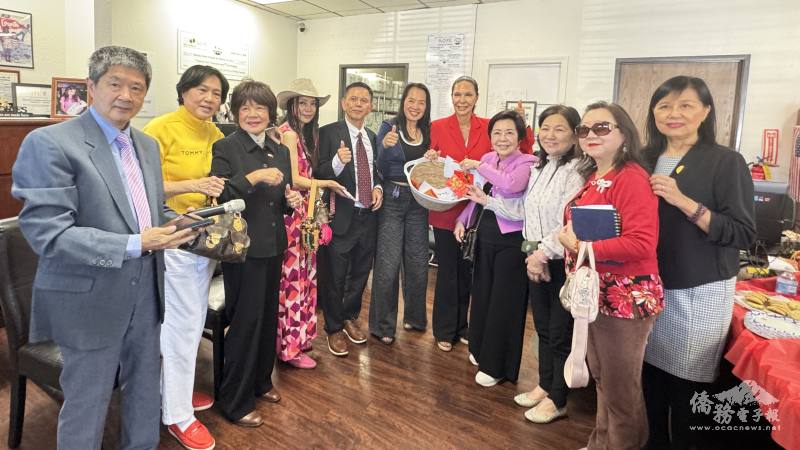 海關會會員們紛紛慷慨解囊，捐款支持HOPE