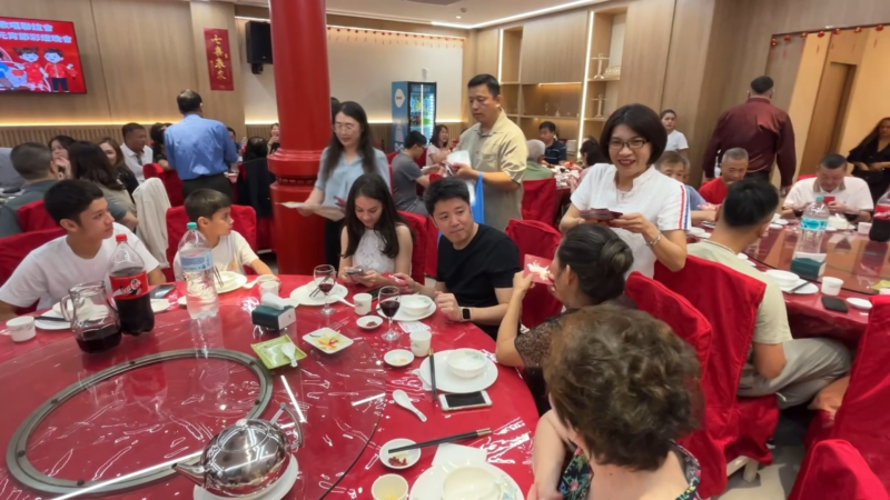 總領事陳慧芬與僑務秘書吳婉郡分贈在場僑胞總統府馬年福袋與僑委會小寶馬燈籠