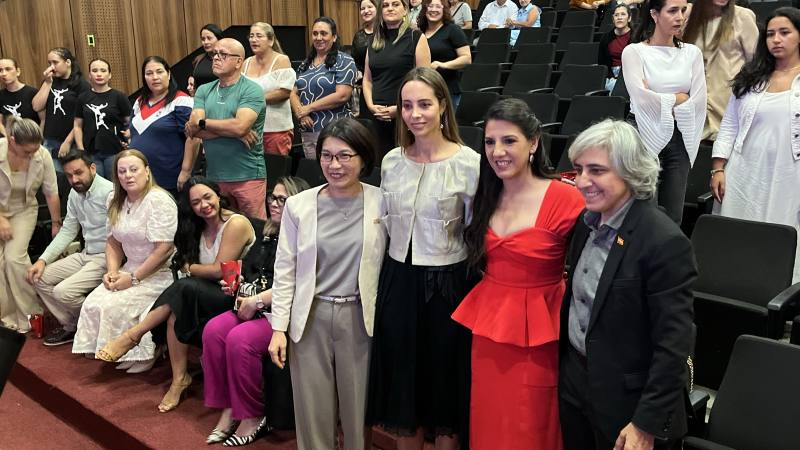 左起：總領事陳慧芬總領事、第一夫人辦公室總協調人阿爾貝蒂尼(Albertini)、省長夫人米爾娜（Mirna Wolf de Torres）、西班牙榮譽副領事琳達(Linda Taiyen)