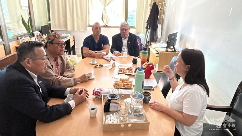 捐贈儀式後，駐阿根廷代表處副參事惠卓岳與院方代表深談交流，討論未來台灣支援當地醫療與醫生學術交流計劃的可能性