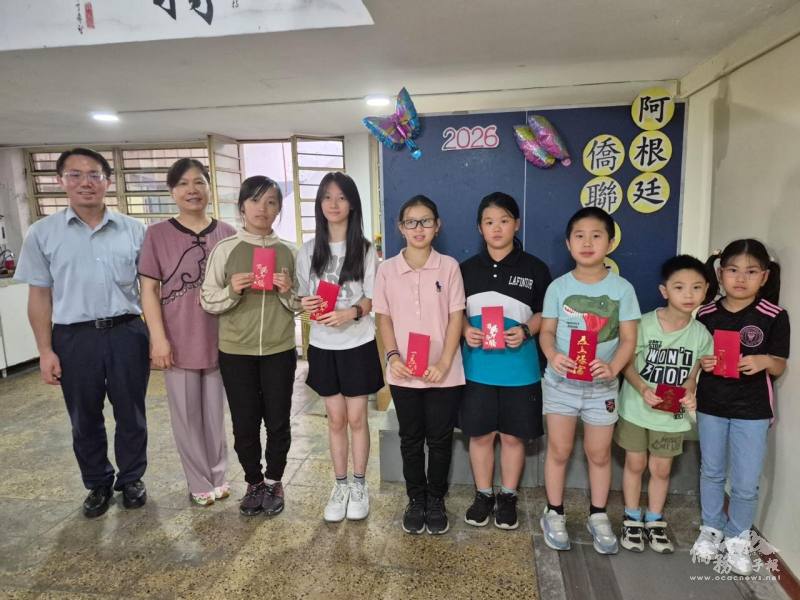 僑務秘書丁健民代表頒贈永僑獎助學金，與獲獎同學們合照