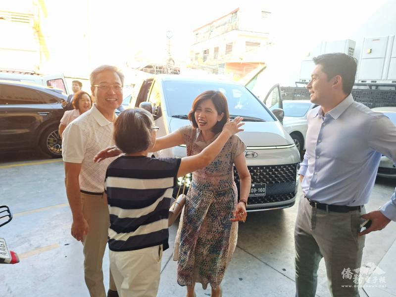 李岳融伉儷抵達亞松森第四市場，僑胞熱烈歡迎