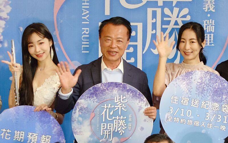 嘉義縣政府10日舉辦「2026瑞里紫藤花季」宣傳記者會，縣長翁章梁（中）與藝人大久保麻梨子（右）、網紅長笛姐姐Lily（左）同台推薦瑞里觀光。中央社記者蔡智明攝