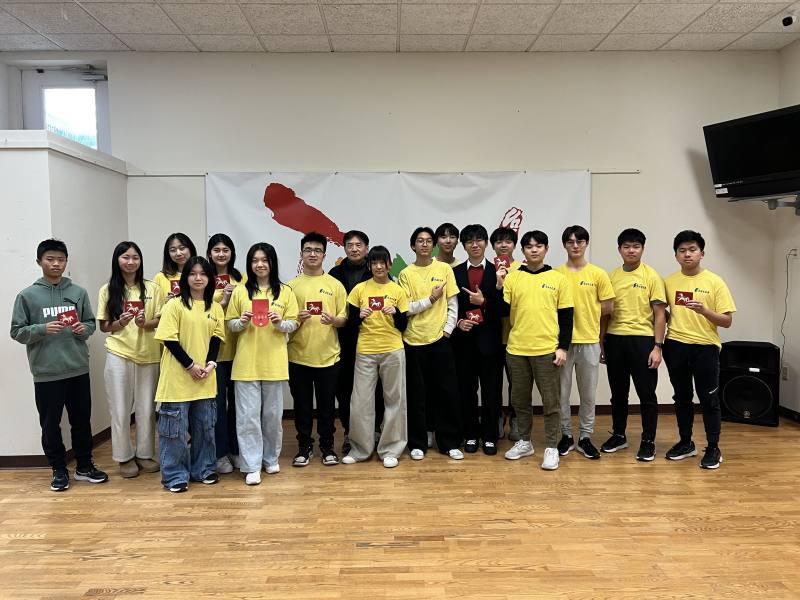 文教中心主任高家富贈送總統府馬年福袋給波士頓 FASCA 學員們