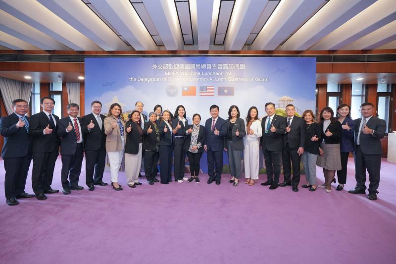 外交部長林佳龍（右九）與美國關島總督古蕾露（Lourdes A. Leon Guerrero，左十二）訪問團等與會貴賓合影。