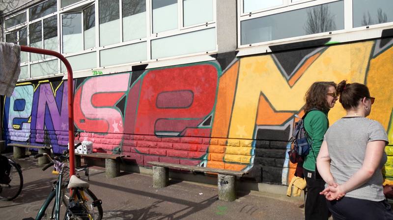 國際婦女節期間，巴黎女性街頭塗鴉團體Les Bombaspheres於克里斯蒂諾賈西亞緊急安置中心，舉辦工作坊，完成「在一起」塗鴉文字作品。