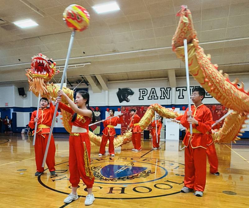 舞龍隊帶來氣勢磅礡的精彩演出