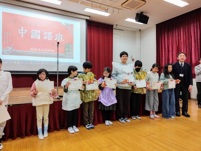 校長與受獎學員合影