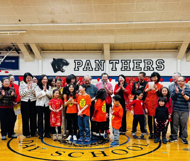 貴賓與台語班同學同台合唱台語歌曲《天黑黑》