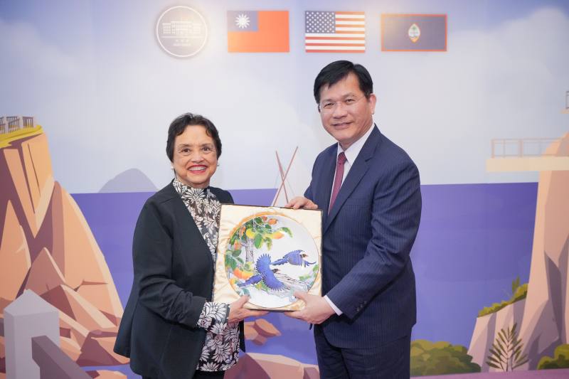 外交部長林佳龍（右）致贈禮品予美國關島總督古蕾露（Lourdes A. Leon Guerrero，左）。