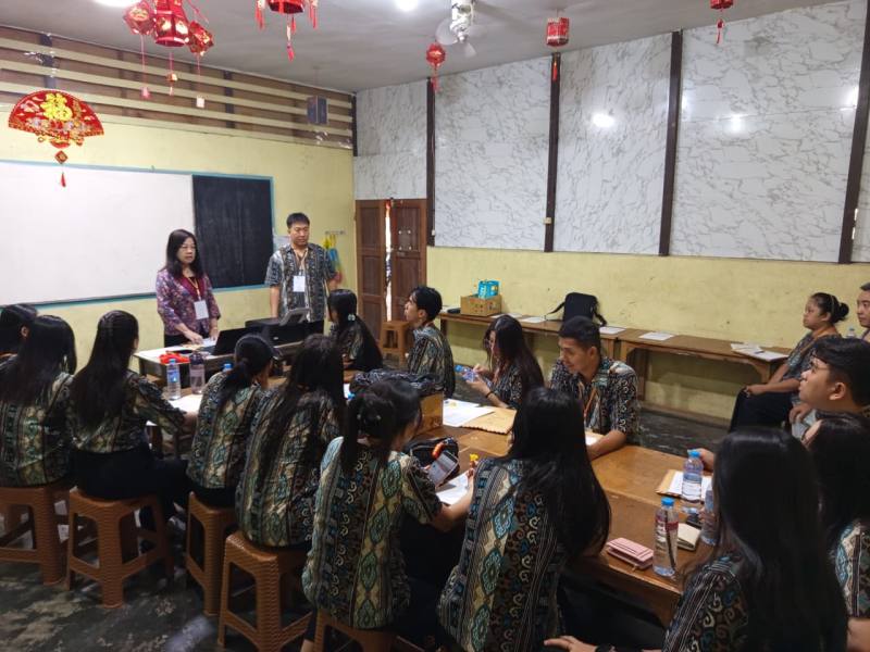 印尼僑務組李叔玲組長(左)與山口洋新光明印華學校李振福校長(右)及工作團隊一同召開試務會議