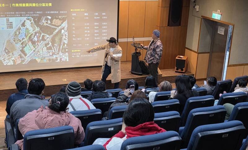 澎湖國際海上花火節5月登場，澎湖縣政府10日辦理市集招商說明會，以圖表說明攤位分區定價。