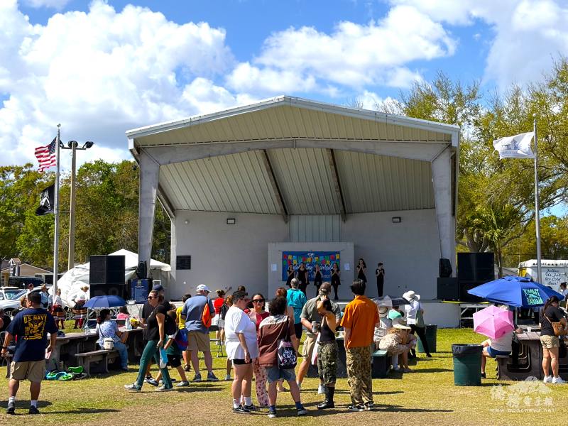 會場舞台上音樂及舞蹈演出吸引當地主流人士參與