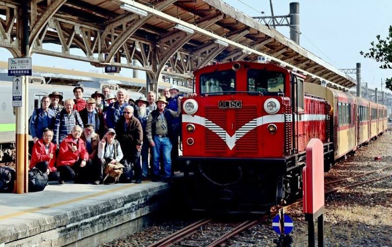 阿里山林鐵與英國威爾普蘭菲爾鐵路（Welshpool and Llanfair Light Railway）締結姐妹鐵路，英國威鐵主席Anne-Marie Wright率團自8日起抵台參訪，搭乘林鐵主線列車了解林鐵全線通車後的治理現況。（阿里山林鐵處提供）