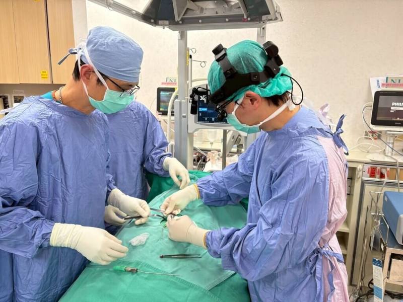 門諾醫院心臟血管外科主任黃振銘（右）日前為體重僅1100克早產女嬰進行「留存肺動脈導管結紮手術」，僅3.5公分手術視野，在細如髮絲血管中穿梭，醫療團隊順利完成手術。（門諾醫院提供）