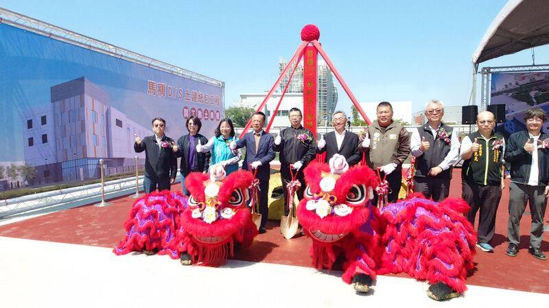 因應嘉義縣馬稠後產業園區供電需求，台電公司投入新台幣13億規劃興建馬稠D/S變電所，11日舉行動土典禮，預計118年年底完工。左4為嘉義縣長翁章梁。中央社記者蔡智明攝