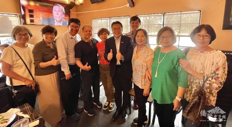 駐邁阿密辦事處處長周啟宇(中)與南佛州臺灣同鄉會鄉親合影