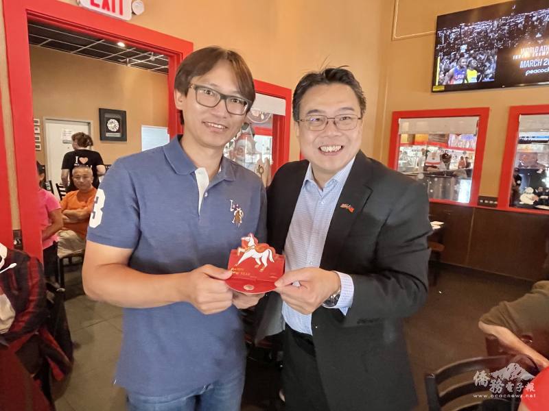 周啟宇致贈馬年一元復始賀卡予鄭惠全