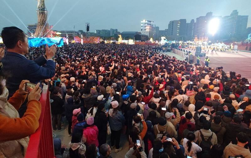 日本京都橘高校吹奏樂部121期校友樂團10日晚間現身2026台灣燈會主舞台，為台灣民眾送上精彩演出，嘉義縣長翁章梁（左鼓掌者）也在場共賞並喝采。