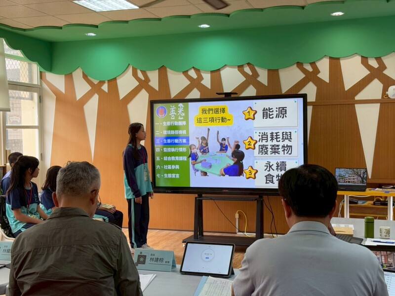 屏東縣玉光國小以能源、消耗與廢棄物及永續食物等生態行動方案為推動主軸，獲台美生態學校綠旗認證。（屏東縣政府提供）