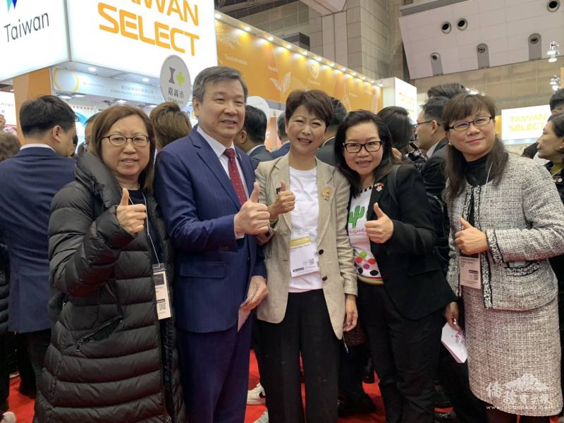 錢妙玲（左1）、理事們和李逸洋（左2）、陳亭妃（中）合影