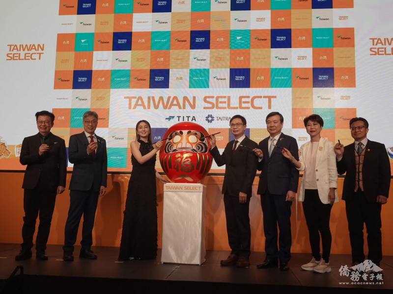 「達摩點睛」儀式，立委郭國文（左1）、農業部長陳駿季（左2）、日本女星矢田亞希子（左3）、外貿協會董事長黃志芳（右4）、大使李逸洋（右3）、立委陳亭妃（右2）、原住民族委員會副主委谷縱． 喀勒芳安（右1）