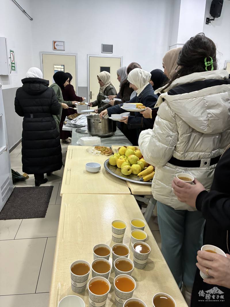 開齋時刻來臨，老師與家人排隊取餐，共同享用齋月晚餐