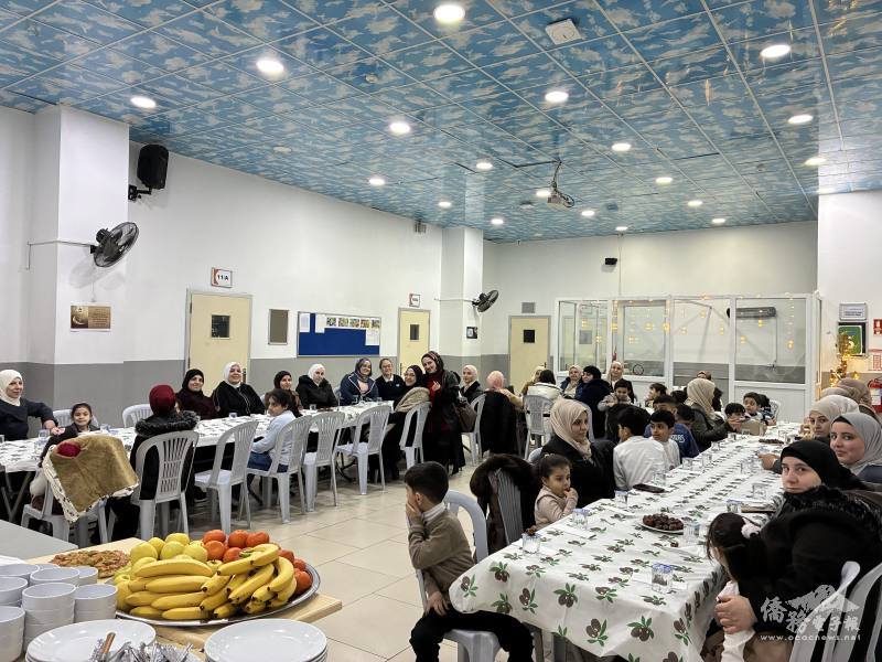 齋月期間，滿納海學校老師與家人齊聚開齋飯