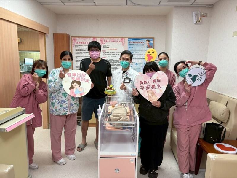 門諾醫院醫療團隊日前為體重僅1100克早產女嬰進行「留存肺動脈導管結紮手術」，與時間及風險搏鬥，手術順利成功，寶寶在新生兒加護病房住了2個多月，終於康復出院。（門諾醫院提供）